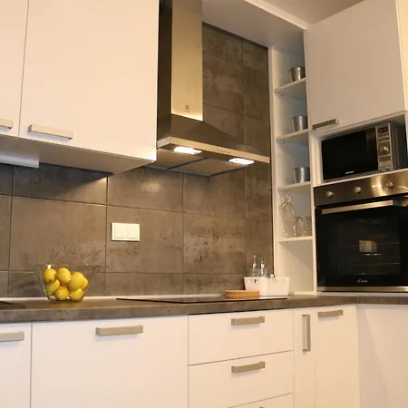 D&e - Near The Apartment *