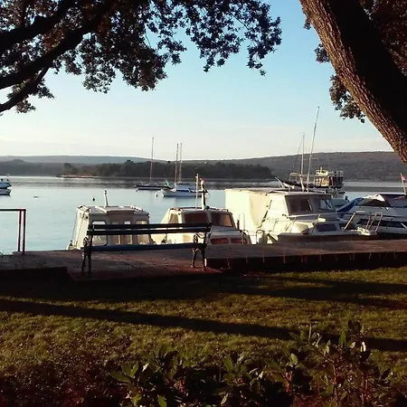 D&e - Near The Daire Punat