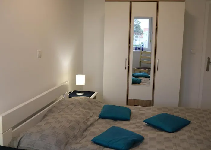 D&e - Near The Apartament *